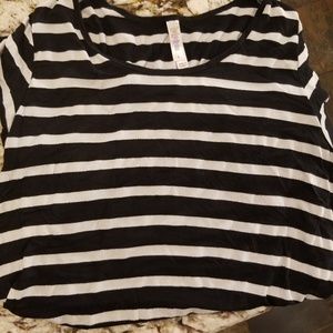 EUC LuLaRoe classic tee size L